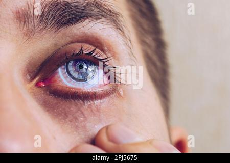 Occhio con una visione futuristica di una persona, controllo e protezione delle persone, controllo degli accessi e sicurezza. Concetto: Sistema del DNA, scienza e tecnologia Foto Stock