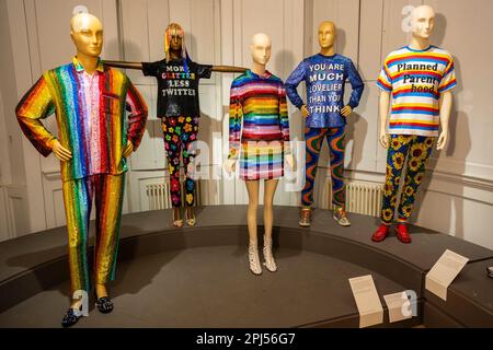Londra, Regno Unito. 31 marzo 2023. Una visione generale che include (C) 'Rainbow Dress', AW2017, una versione del quale è stata indossata da Taylor Swift per il suo video di End Game, in un'anteprima 'Ashish: Fall in Love and Be More Tender', la prima grande indagine sulle opere del fashion designer Ashish. Oltre 60 progetti degli ultimi 20 anni, tra cui alcuni indossati da celebrità globali, sono in mostra alla William Morris Gallery, Walthamstow, 1 aprile – 10 settembre 2023. Credit: Stephen Chung / Alamy Live News Foto Stock