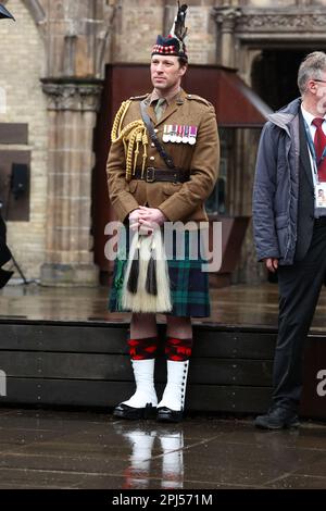 Amburgo, Germania. 31st Mar, 2023. Il colonnello Johnny Thompson accompagna il re Carlo III durante una cerimonia di deposizione della corona presso il St Nikolai Memorial. Alla fine della gita di tre giorni del re in Germania, il re britannico e sua moglie visitano la città anseatica di Amburgo. Credit: Christian Charisius/dpa/Alamy Live News Foto Stock