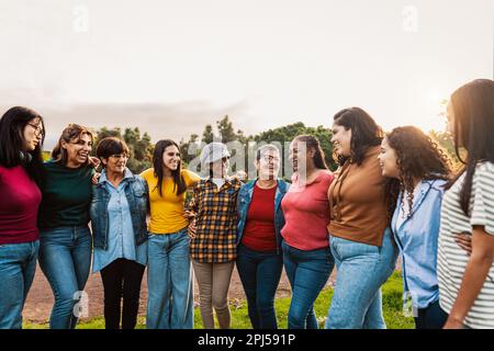 Felice gruppo multigenerazionale di donne con diverse età ed etnie divertirsi in un parco pubblico - concetto di diversità delle persone Foto Stock