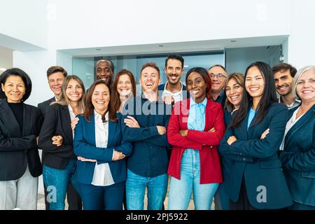 Gruppo di business team multigenerazionali che si trova di fronte alla telecamera durante il lavoro di riunione - uomini d'affari con età e concetto etnico diversi Foto Stock