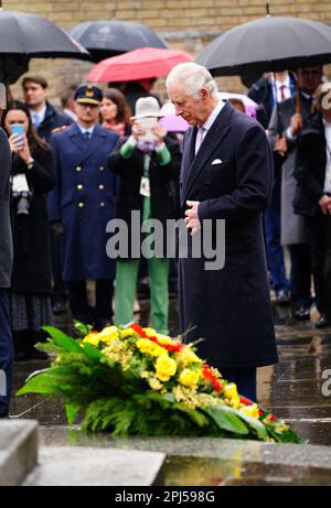 Re Carlo III, durante una visita a St., pone corone commemorative che simboleggiano la riconciliazione e l'amicizia tedesco-britannica Nikolai Memorial Church, Amburgo, l'ultimo giorno della visita di Stato in Germania. La chiesa fu distrutta nel luglio 1943 durante l'operazione di missione della seconda guerra mondiale Gomorrah, quando le forze alleate condussero incursioni di bombardamento sulla città di Amburgo. Data immagine: Venerdì 31 marzo 2023. Foto Stock