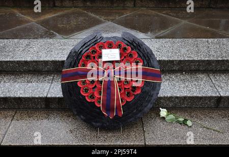 Il messaggio 'in eterno ricordo' è visto scritto su una scheda sulla corona messa da re Carlo III durante una cerimonia di posa della corona, simbolo della riconciliazione e dell'amicizia tedesco-britannica, a St Nikolai Memorial Church, Amburgo, l'ultimo giorno della loro visita di Stato in Germania. La chiesa fu distrutta nel luglio 1943 durante l'operazione di missione della seconda guerra mondiale Gomorrah, quando le forze alleate condussero incursioni di bombardamento sulla città di Amburgo. Data immagine: Venerdì 31 marzo 2023. Foto Stock