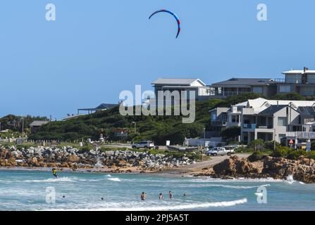 Buffalo, Sud Africa - 25 Gennaio 2023: Persone che praticano il kitesurf a Buffalo Bay in Sud Africa Foto Stock