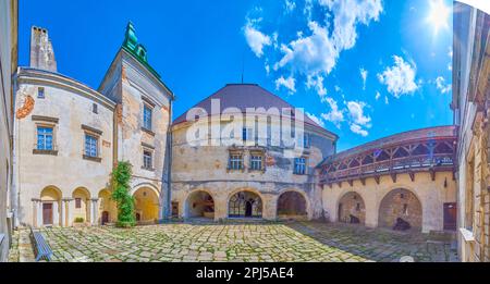 Panorama del cortile interno del castello di Olesko con balcone in legno conservato, Ucraina Foto Stock