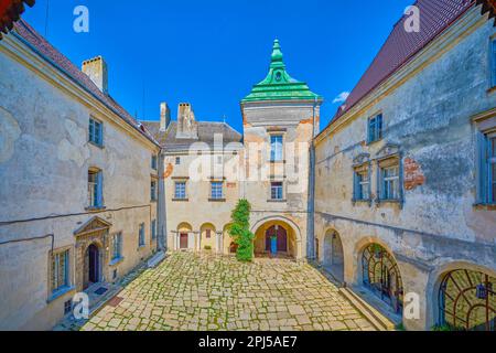 Vista panoramica sul cortile interno in ciottoli dello storico Castello di Olesko, Ucraina Foto Stock