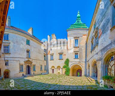 Panorama del cortile interno del castello medievale di Olesko, Ucraina Foto Stock