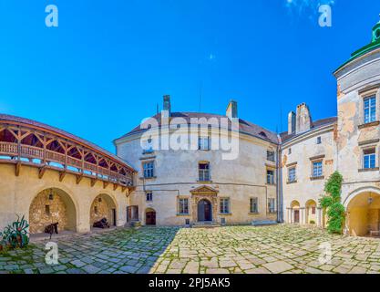 Panorama mozzafiato sul cortile del castello medievale di Olesko, Ucraina Foto Stock