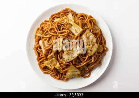 Yakisoba su sfondo bianco Foto Stock
