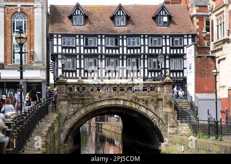 Alto ponte sul fiume Witham a Lincoln City, Inghilterra. Costruito nel 1160, è il ponte più antico del Regno Unito che ha ancora edifici. Foto Stock