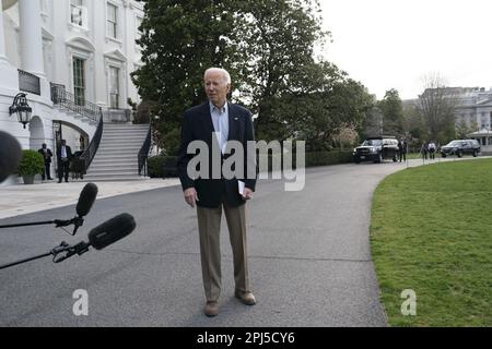 Washington, Stati Uniti. 31st Mar, 2023. Il presidente degli Stati Uniti Joe Biden parla con i giornalisti mentre lascia la Casa Bianca a Washington, DC, per visitare le parti danneggiate dal tornado del Mississippi il 31 marzo 2023. Foto di Chris Kleponis/UPI Credit: UPI/Alamy Live News Foto Stock
