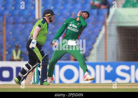 Debuttante Rishad Hossain Bowl durante la terza partita T20I tra Bangladesh e Irlanda a Zahur Ahmed Chowdhury Stadiu, Sagorika, Chattogram, Bangladesh. bangla Foto Stock