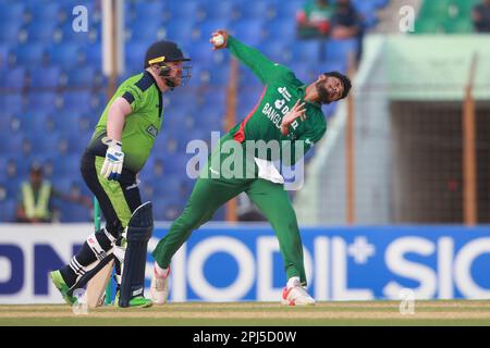 Debuttante Rishad Hossain Bowl durante la terza partita T20I tra Bangladesh e Irlanda a Zahur Ahmed Chowdhury Stadiu, Sagorika, Chattogram, Bangladesh. bangla Foto Stock