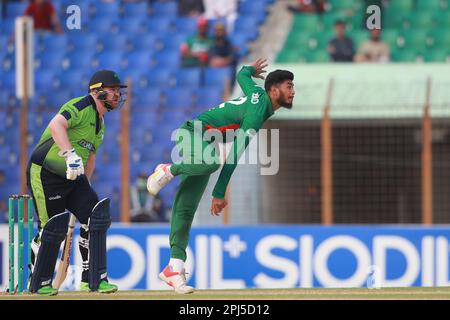 Debuttante Rishad Hossain Bowl durante la terza partita T20I tra Bangladesh e Irlanda a Zahur Ahmed Chowdhury Stadiu, Sagorika, Chattogram, Bangladesh. bangla Foto Stock