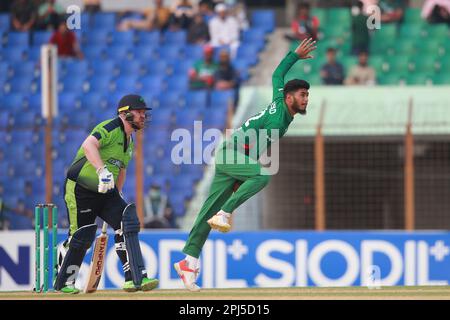 Debuttante Rishad Hossain Bowl durante la terza partita T20I tra Bangladesh e Irlanda a Zahur Ahmed Chowdhury Stadiu, Sagorika, Chattogram, Bangladesh. bangla Foto Stock