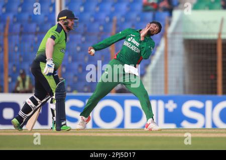 Debuttante Rishad Hossain Bowl durante la terza partita T20I tra Bangladesh e Irlanda a Zahur Ahmed Chowdhury Stadiu, Sagorika, Chattogram, Bangladesh. bangla Foto Stock