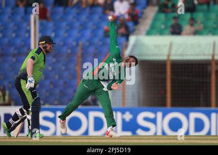 Debuttante Rishad Hossain Bowl durante la terza partita T20I tra Bangladesh e Irlanda a Zahur Ahmed Chowdhury Stadiu, Sagorika, Chattogram, Bangladesh. bangla Foto Stock