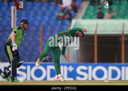 Debuttante Rishad Hossain Bowl durante la terza partita T20I tra Bangladesh e Irlanda a Zahur Ahmed Chowdhury Stadiu, Sagorika, Chattogram, Bangladesh. bangla Foto Stock