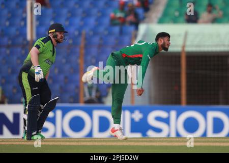 Debuttante Rishad Hossain Bowl durante la terza partita T20I tra Bangladesh e Irlanda a Zahur Ahmed Chowdhury Stadiu, Sagorika, Chattogram, Bangladesh. bangla Foto Stock