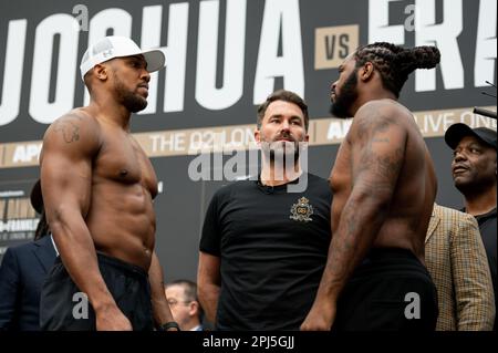 Eddie Hearn, promotore di boxe, è al centro del suo ruolo, mentre Anthony Joshua e Jermaine Franklin affrontano il loro incontro al Westfield Shepherd’s Bush di Londra Foto Stock