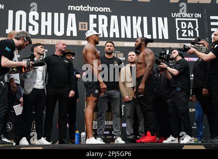 Anthony Joshua (a sinistra) e Jermaine Franklin Face-off durante il pesata a Westfield London. Data immagine: Venerdì 31 marzo 2023. Foto Stock