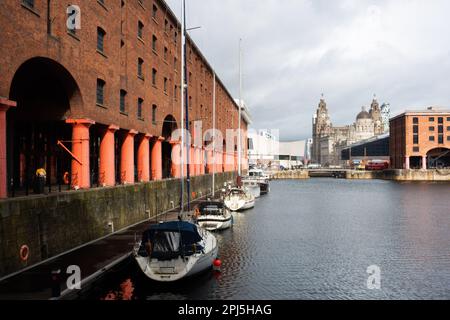 La galleria Tate a Liverpool sulla sinistra e il Royal Albert Dock con gli yacht ormeggiati Foto Stock