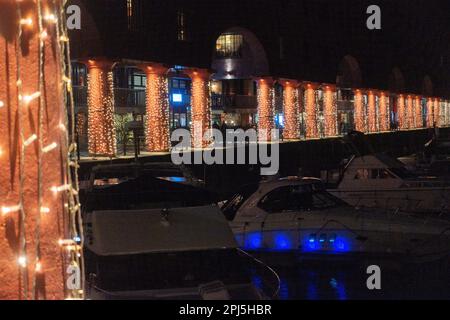 La Tate Art Gallery di Liverpool illuminata di notte con il Royal Albert Dock in primo piano Foto Stock