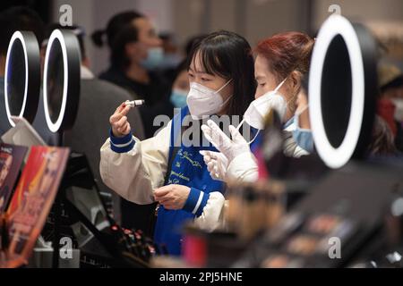 Boao, provincia cinese dell'Hainan. 29th Jan, 2023. I clienti selezionano i cosmetici in un negozio duty-free a Haikou, nella provincia Hainan della Cina meridionale, 29 gennaio 2023. Credit: Pu Xiaoxu/Xinhua/Alamy Live News Foto Stock