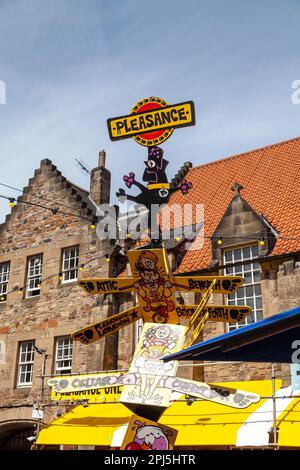 Cartello nel Pleasance Courtyard durante il Festival di Edimburgo Foto Stock