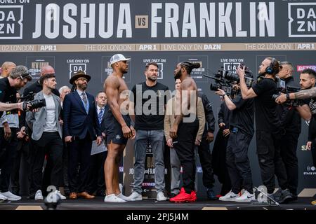 Londra, Regno Unito. 31th Mar, 2023. Eddie Hearn (centro), Anthony Joshua (centro a sinistra) e Jermaine Franklin (centro a destra) durante Joshua vs. Franklin + Undercard Weigh-in a Westfield London, Londra, Regno Unito venerdì 31 marzo 2023 a LONDRA, INGHILTERRA. Credit: Taka G Wu/Alamy Live News Foto Stock