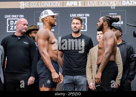 Londra, Regno Unito. 31th Mar, 2023. Eddie Hearn (centro), Anthony Joshua (centro a sinistra) e Jermaine Franklin (centro a destra) durante Joshua vs. Franklin + Undercard Weigh-in a Westfield London, Londra, Regno Unito venerdì 31 marzo 2023 a LONDRA, INGHILTERRA. Credit: Taka G Wu/Alamy Live News Foto Stock