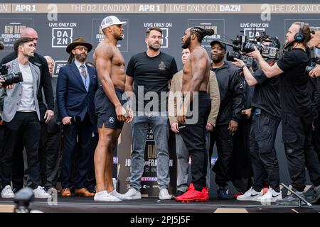 Londra, Regno Unito. 31th Mar, 2023. Eddie Hearn (centro), Anthony Joshua (centro a sinistra) e Jermaine Franklin (centro a destra) durante Joshua vs. Franklin + Undercard Weigh-in a Westfield London, Londra, Regno Unito venerdì 31 marzo 2023 a LONDRA, INGHILTERRA. Credit: Taka G Wu/Alamy Live News Foto Stock