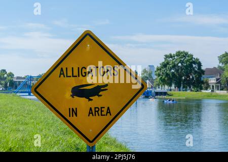 Alligatori nella zona segno su Bayou St.. John a New Orleans, Louisiana, USA il 13 giugno 2020 Foto Stock