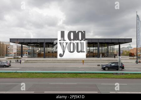 Berlino, Germania. 31st Mar, 2023. 'I Do You', titolo della mostra dell'artista italiano con sede a Berlino Monica Bonvicini è scritto sulla facciata della Neue Nationalgalerie. Fino al 30 aprile 2023, la mostra interroga e spezza l'architettura del modernismo dominata dai maschi attraverso lo sguardo femminista di Bonvicini. Credit: Julius-Christian Schreiner/dpa/Alamy Live News Foto Stock