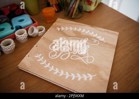 Un tradizionale notebook in legno con il testo "Guest Book" stampato sulla copertina, perfetto per un matrimonio Foto Stock