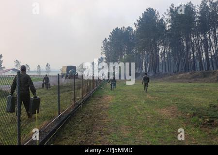 La Belga Baja, Spagna, 31th marzo 2023: Diversi soldati che trasportano palloni d'acqua durante più di cento incendi nelle Asturie il 31 marzo 2023, a la Belga Baja, Spagna. Credit: Alberto Brevers / Alamy Live News Foto Stock