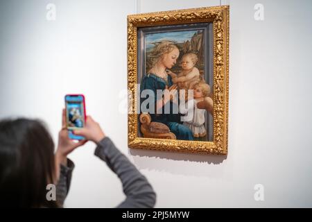 "Madonna col Bambino" di Filippo Lippi (1450-65) in mostra agli Uffizi di Firenze. La madonna può essere un ritratto della sua padrona, Lucrezia Buti Foto Stock