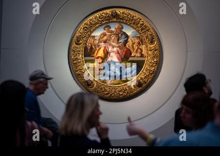 "Doni tondo" di Michelangelo in mostra agli Uffizi, Firenze, Italia Foto Stock