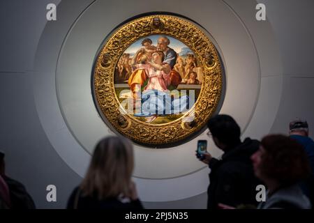 "Doni tondo" di Michelangelo in mostra agli Uffizi, Firenze, Italia Foto Stock