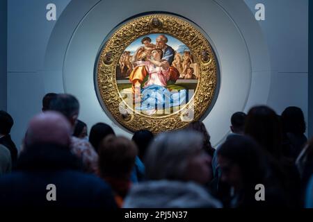 "Doni tondo" di Michelangelo in mostra agli Uffizi, Firenze, Italia Foto Stock