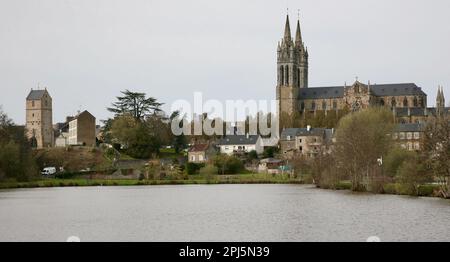 Una vista della città dal lago, Saint-Hilaire-du-Harcouet, Manica, Normandia, Francia, Europa Foto Stock