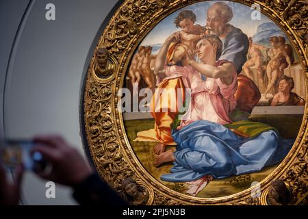 "Doni tondo" di Michelangelo in mostra agli Uffizi, Firenze, Italia Foto Stock