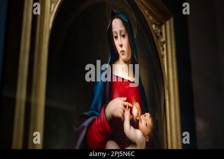Particolare della Madonna che allatta il Bambino, (1518), di Giuliano Bugiardini, negli Uffizi. Una Madonna che allatta al seno. Foto Stock