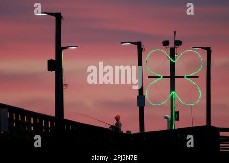 Surf City, North Carolina, Stati Uniti. 31st Mar, 2023. Un pescatore lancia la sua linea dal molo di Surf City all'alba. (Credit Image: © Bob Karp/ZUMA Press Wire) SOLO PER USO EDITORIALE! Non per USO commerciale! Foto Stock