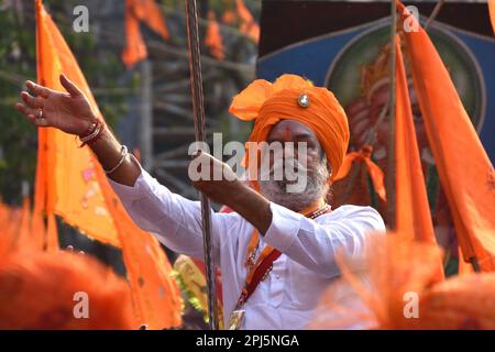 I devoti indù tengono l'idolo di Lord RAM mentre prendono parte al rally di RAM Navami. Questo festival celebra il compleanno di Lord Rama, il settimo avatar della divinità Vishnu. 30 marzo 2023, a Howrah City, India. (Foto di Biswarup Gangully/Eyepix Group/Sipa USA) Foto Stock