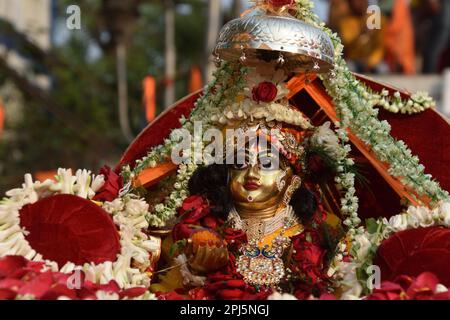 I devoti indù tengono l'idolo di Lord RAM mentre prendono parte al rally di RAM Navami. Questo festival celebra il compleanno di Lord Rama, il settimo avatar della divinità Vishnu. 30 marzo 2023, a Howrah City, India. (Foto di Biswarup Gangully/Eyepix Group/Sipa USA) Foto Stock