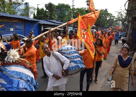 I devoti indù tengono l'idolo di Lord RAM mentre prendono parte al rally di RAM Navami. Questo festival celebra il compleanno di Lord Rama, il settimo avatar della divinità Vishnu. 30 marzo 2023, a Howrah City, India. (Foto di Biswarup Gangully/Eyepix Group/Sipa USA) Foto Stock