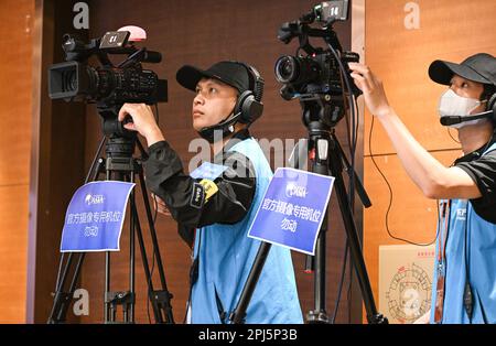 Boao, provincia cinese dell'Hainan. 29th Mar, 2023. Lavori di cameramen durante una sessione del Forum di Boao per l'Asia (BFA) Conferenza annuale 2023 a Boao, nella Provincia Hainan della Cina meridionale, 29 marzo 2023. Credit: Pu Xiaoxu/Xinhua/Alamy Live News Foto Stock