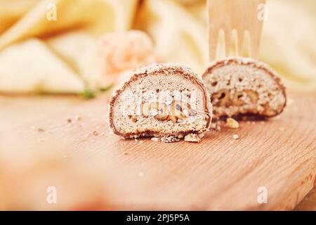 Vegan, glutine noci biscotti in primo piano incisione. Sfondo sfocato tridimensionale. Dessert utilizzando la tendenza evasione sognante. Foto Stock