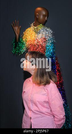 Londra, Regno Unito. 31st Mar, 2023. Personale della galleria con la 'Rainbow ombre sequin tinsel jumpsuit' sullo sfondo. William Morris Gallery svela una grande mostra del fashion designer Ashish. Ashish Gupta, è un fashion designer la cui firma è sequins e beads, utilizzando il suo patrimonio indiano. La sua etichetta omonima si ispira alla sua eredità, con pezzi indossati da Madonna, Lady Gaga, taylor Swift e molti altri.Over 60 disegni degli ultimi 20 anni saranno in mostra fino al 10 settembre 2023. Credit: Imageplotter/Alamy Live News Foto Stock